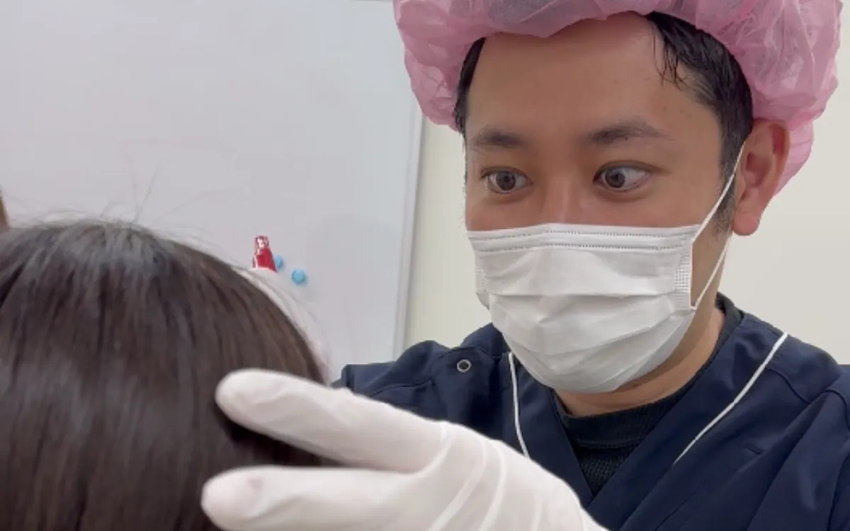 医師がお顔のバランスを見てデザインする様子