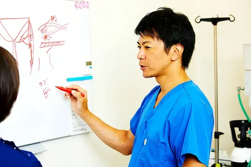 解剖学に基づいた指導を行う医師
